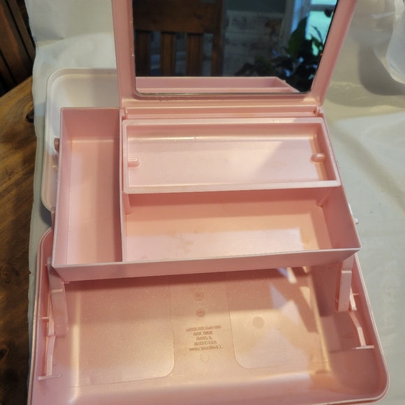 Caboodle original white top pink bottom with sparkle gold latch and handle - Picture 6 of 9